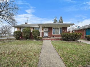 19613 Lochmoor St, Harper Woods, MI 48225