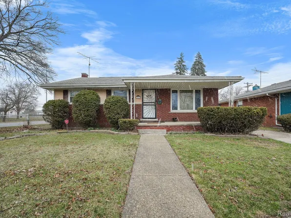 19613 Lochmoor St, Harper Woods, MI 48225