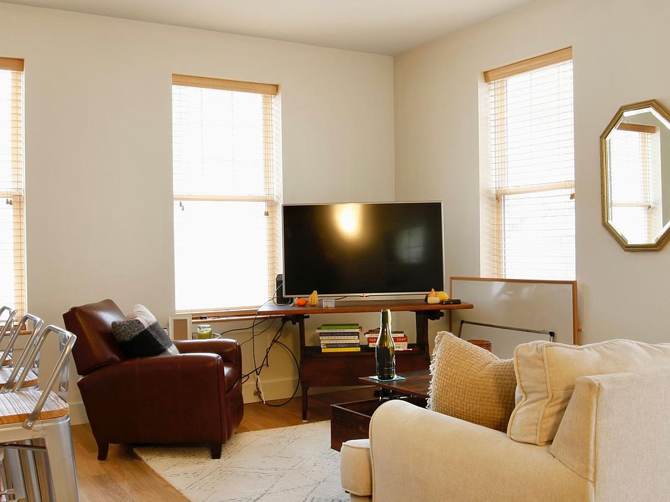 Alternate view of Living area