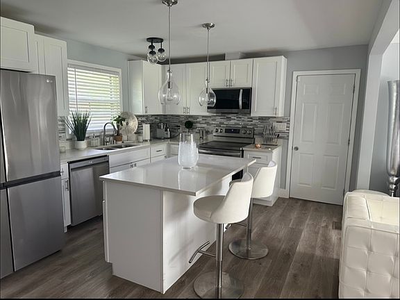 2nd image of 2944 Lyndale Dr
