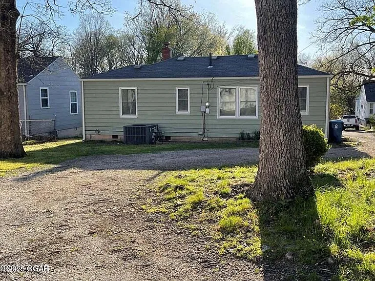 3301 S Pearl Ave — Photo 8