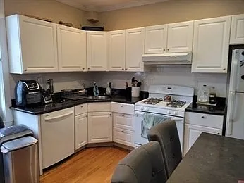 3 bed, 1.0 bath, 1300 sqft, $3,300 — Photo 2