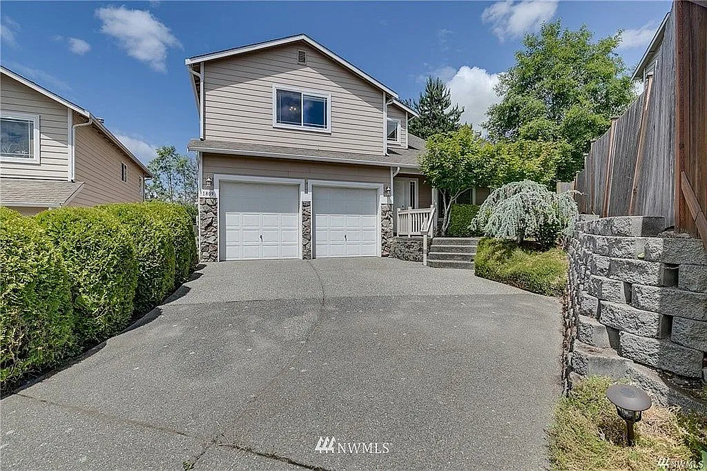 4 bed, 2472 sqft, $4,000 — Photo 1