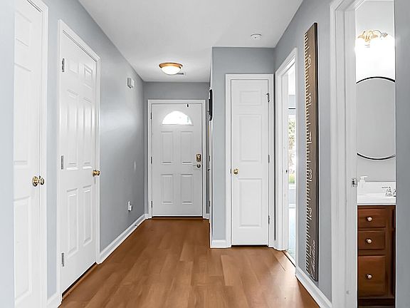 3rd image of 515 Evening Shade Dr