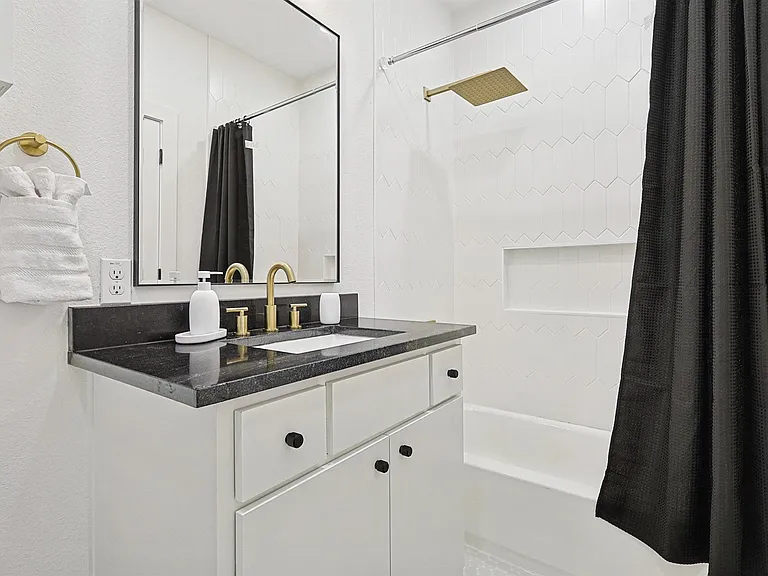 2347 Kings Rd — Photo 12