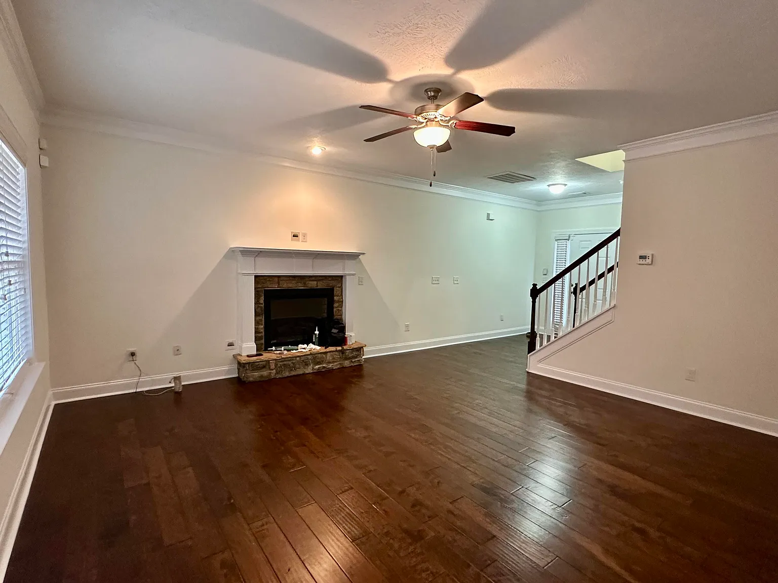 3 bed, 2.5 bath, 1945 sqft, $1,950 — Photo 3