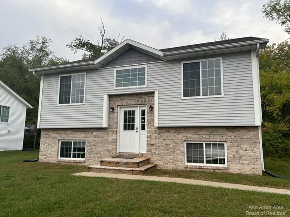 1205 Red Pine Way, Kalamazoo, MI 49006