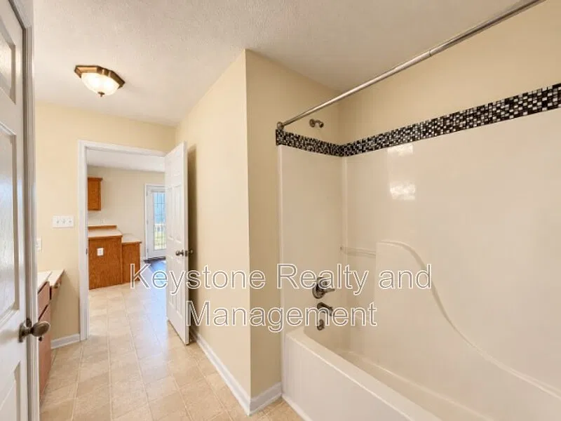 2 bed, 1.0 bath, 982 sqft, $900 — Photo 4