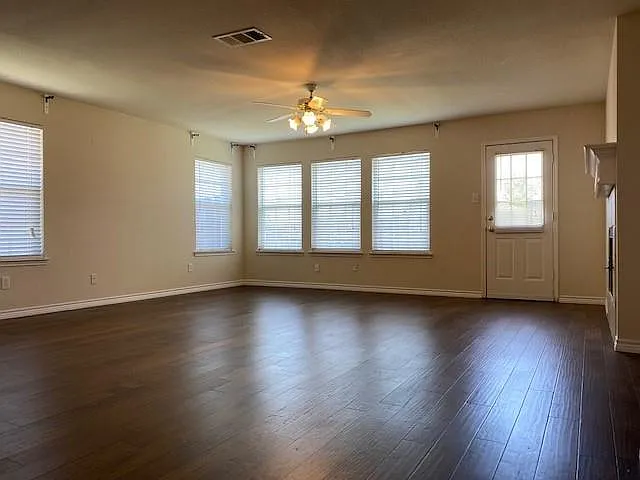 3 bed, 2097 sqft, $2,600 — Photo 2