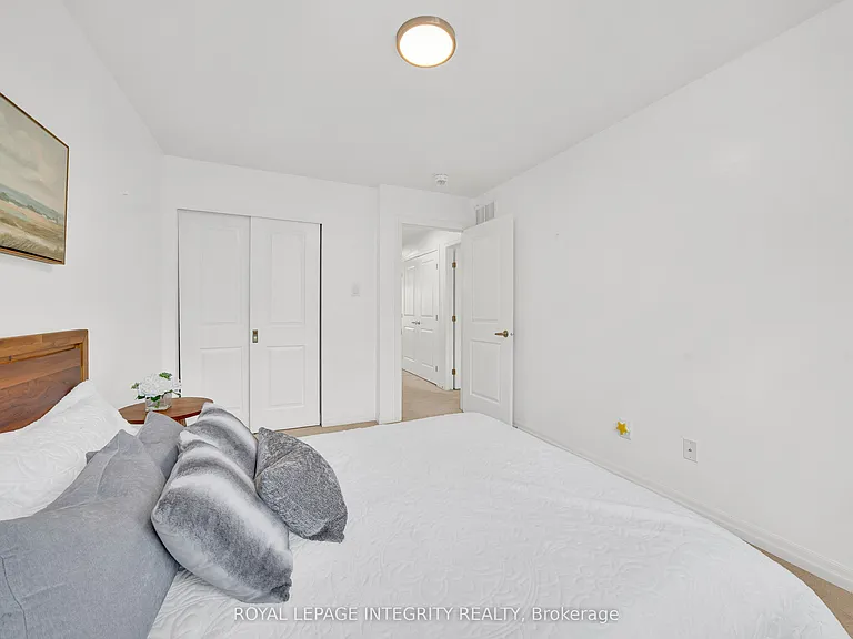 114 Hawkeswood Dr — Photo 35