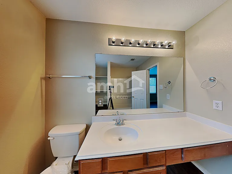 530 Hickory Ln — Photo 13