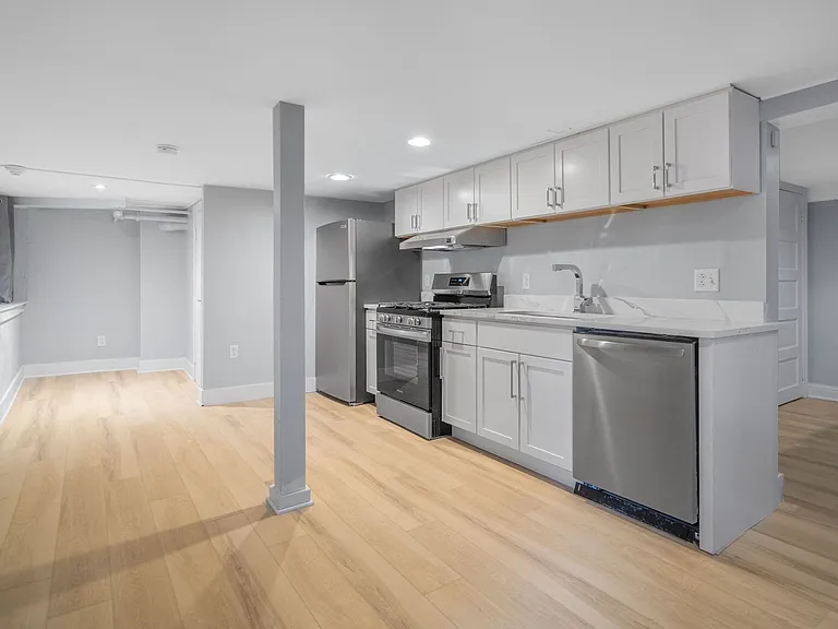 104 Harvard Pl — Photo 32