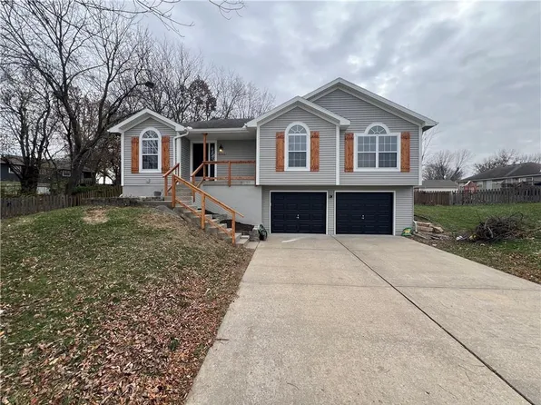 4902 NW Nantucket Dr, Blue Springs, MO 64015