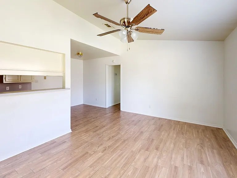 802 Hackberry St — Photo 5