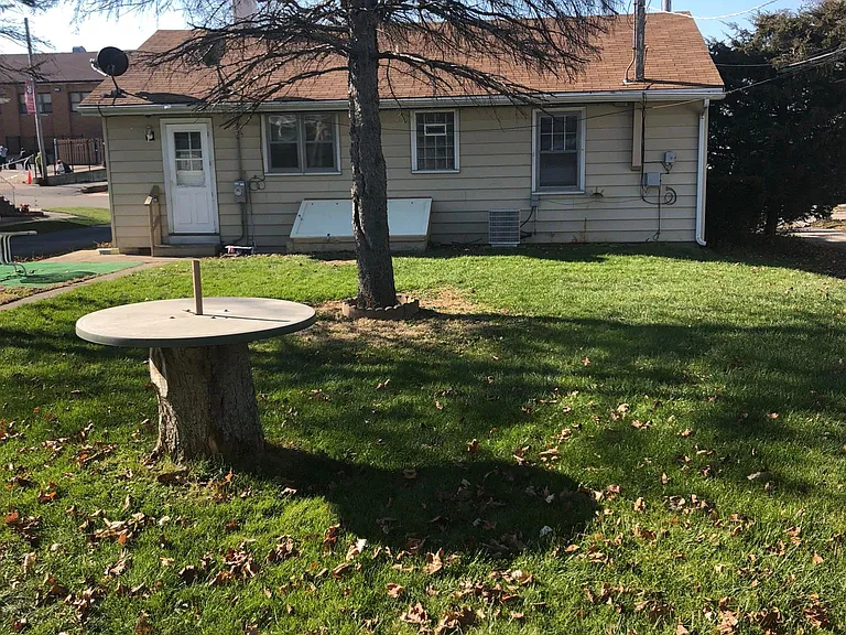 533 Ledochowski St — Photo 8