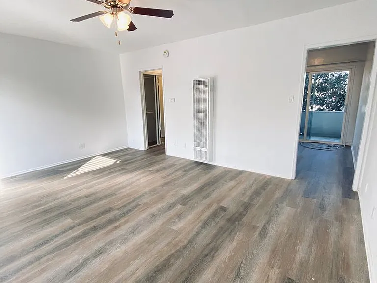13860 Burbank Blvd — Photo 20