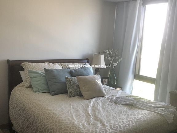 4th image of 808-812 Memorial Dr #1404