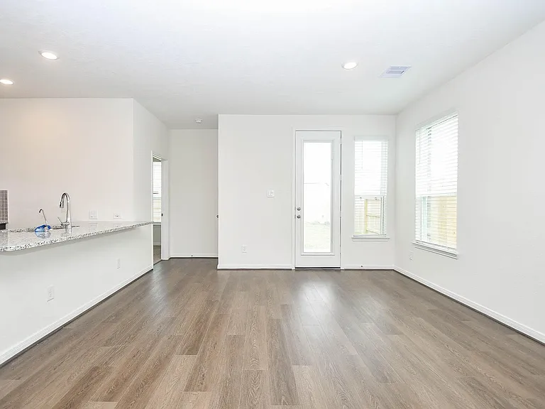 25230 Benroe St — Photo 6