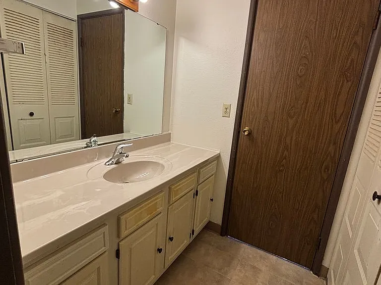 1440 Dakota Dr N — Photo 18