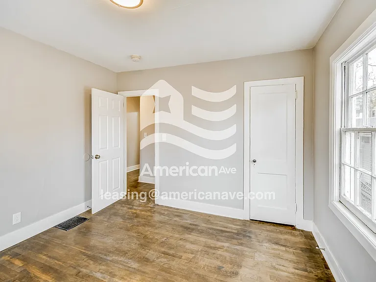 1571354_012_bedroom_13643327.jpg