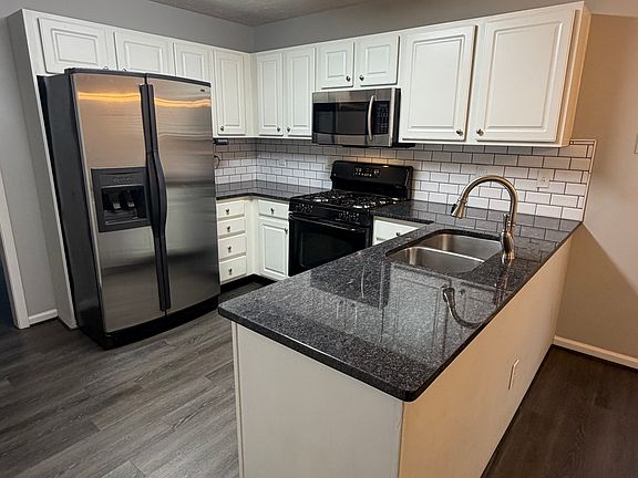 5th image of 387 Ayelsbury Ct