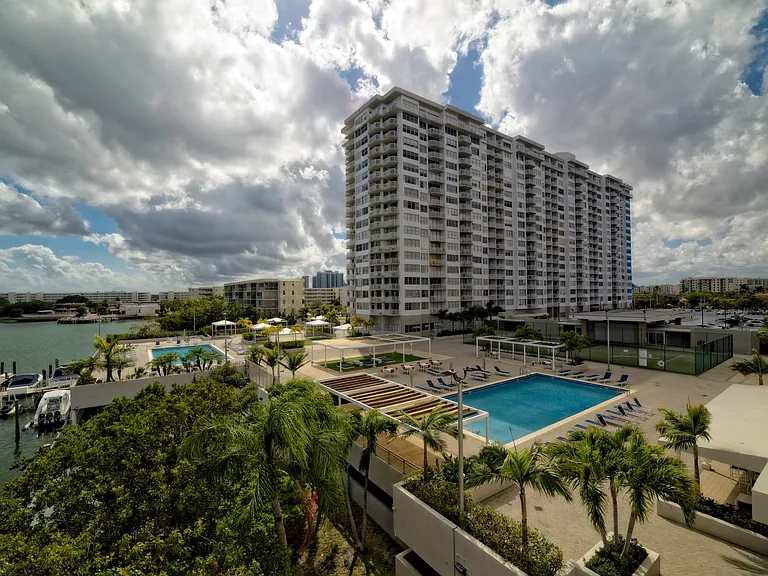 18081 Biscayne Blvd #403 — Photo 8