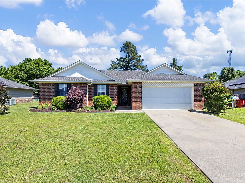 1st image of 204 Willow Oak Dr