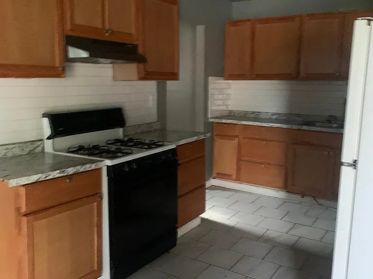 245 E Young Pl — Photo 27