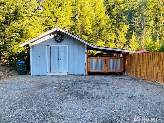 Shop and Carport area! Check out that cute gate and newer fencing! 