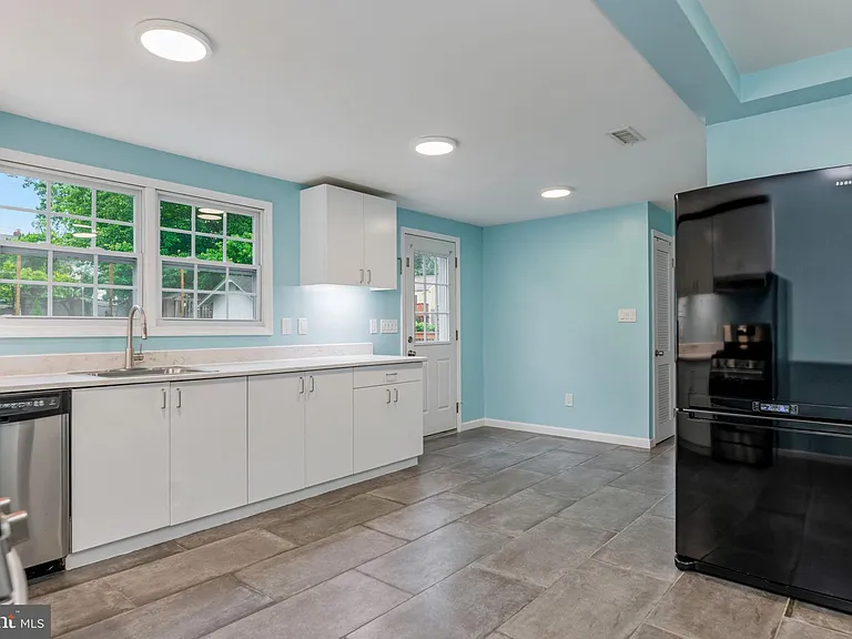 6823 Barrett Rd — Photo 13