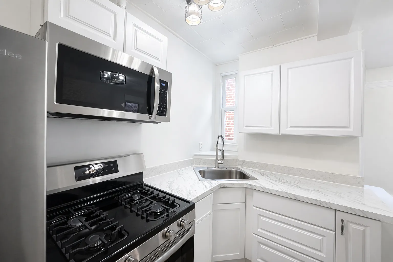 210 Laurens Street - 3 — Photo 4