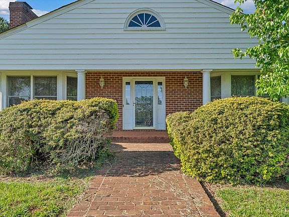 3rd image of 100 Meadowgate Dr