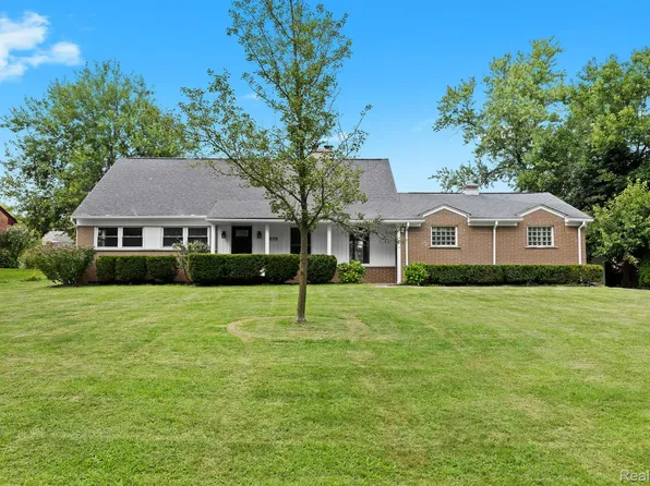 2070 Lake Wind Dr, West Bloomfield, MI 48324