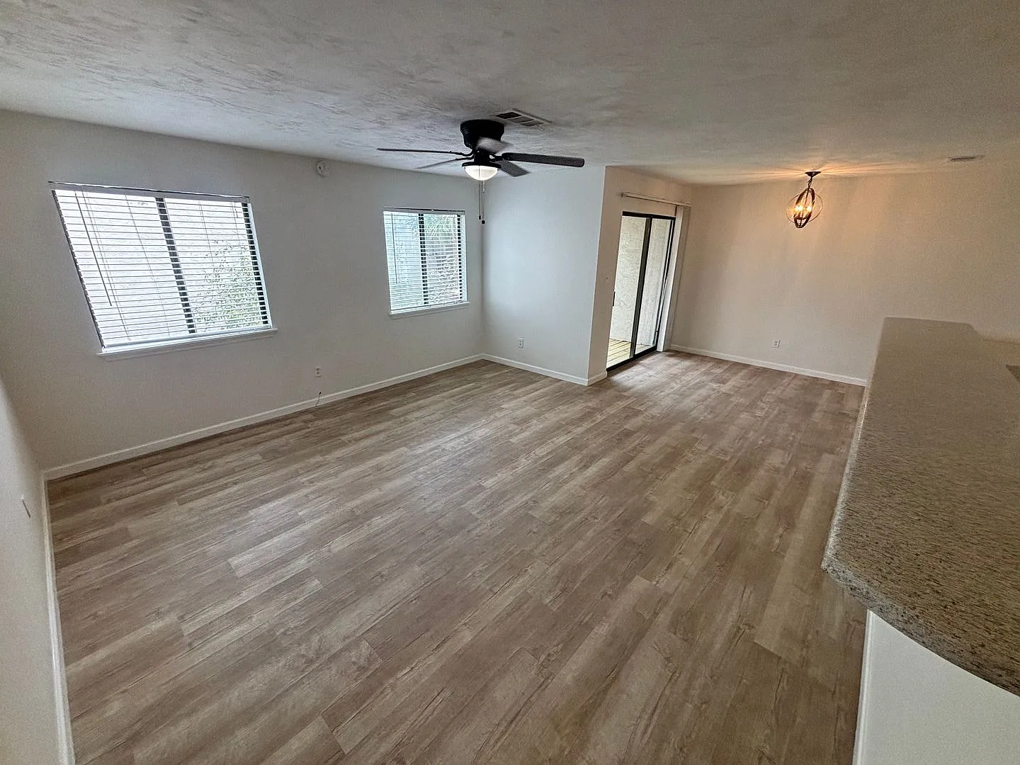 2 Bedroom 2 1/2 bath in the Lakes Townhome Community! Complete Remodel! — Photo 3