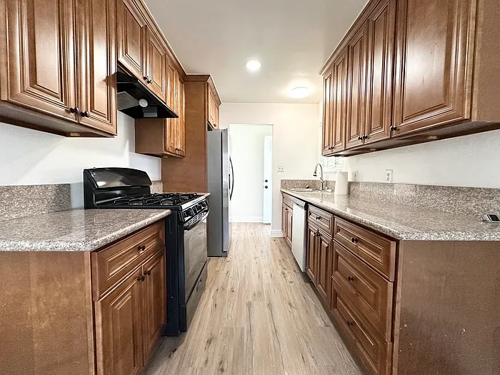 1320 Sheridan Ave — Photo 4