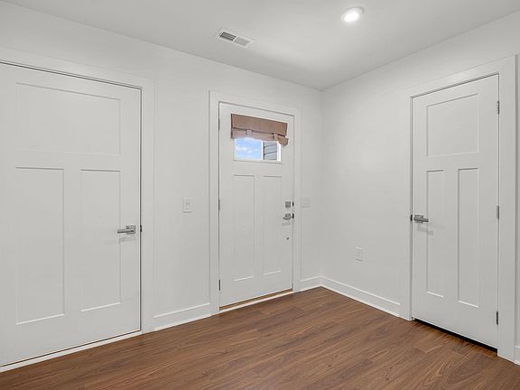 4th image of 664 Hardwood Dr