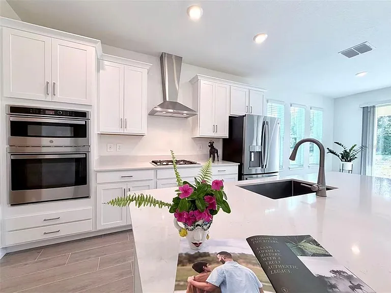 1307 Broward Dr — Photo 3