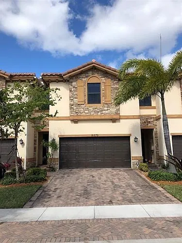 9575 Town Parc Cir N Photo 1