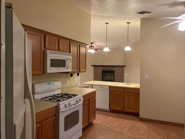 2220 Iris Dr — Photo 5