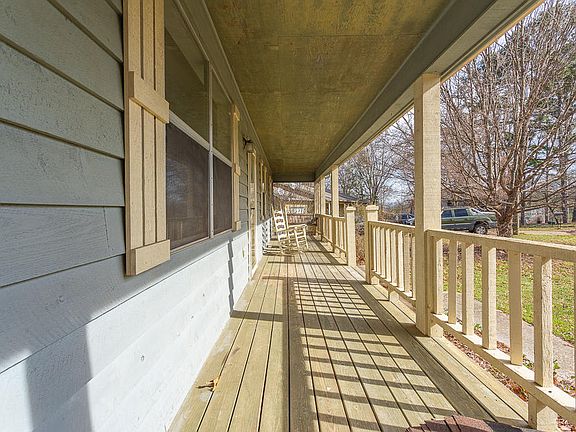 4th image of 204 Woodgate Dr SE