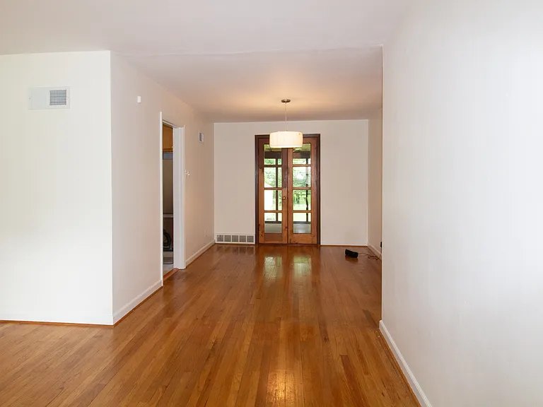340 Calvert Ave — Photo 4