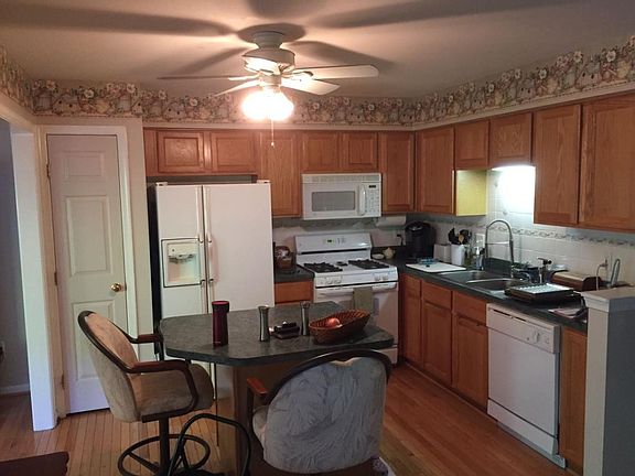 Great Kitchen. (Appliances will be updated)