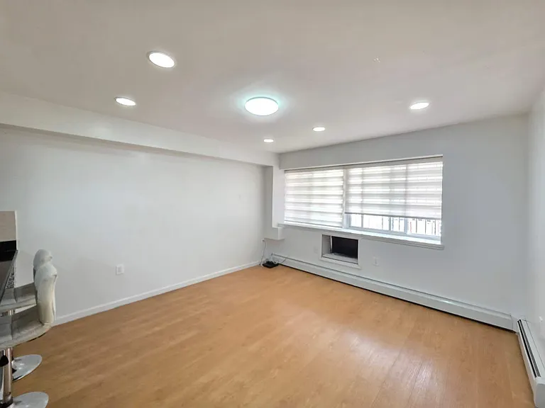 2368 W 12th St #1 — Photo 3