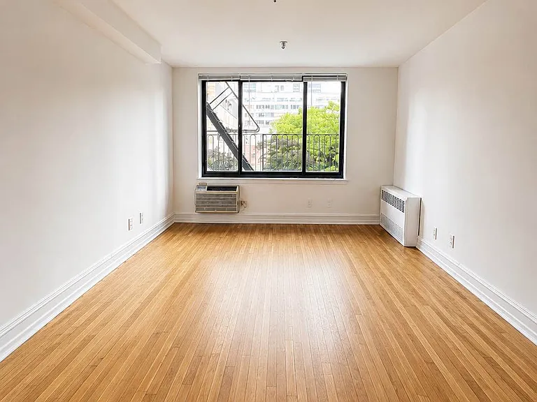 1570 1st Ave #5H — Photo 3