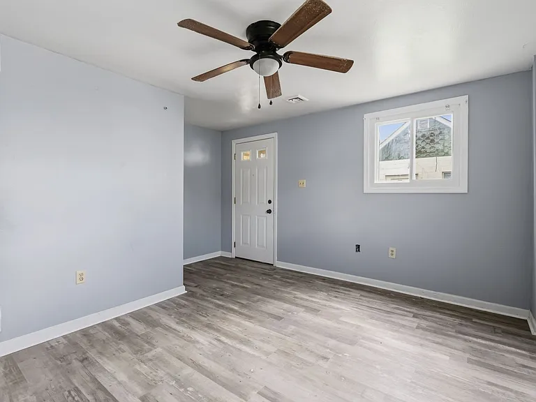 214 Campbell St — Photo 3