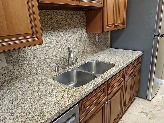 Kitchen: Stainless steel sink