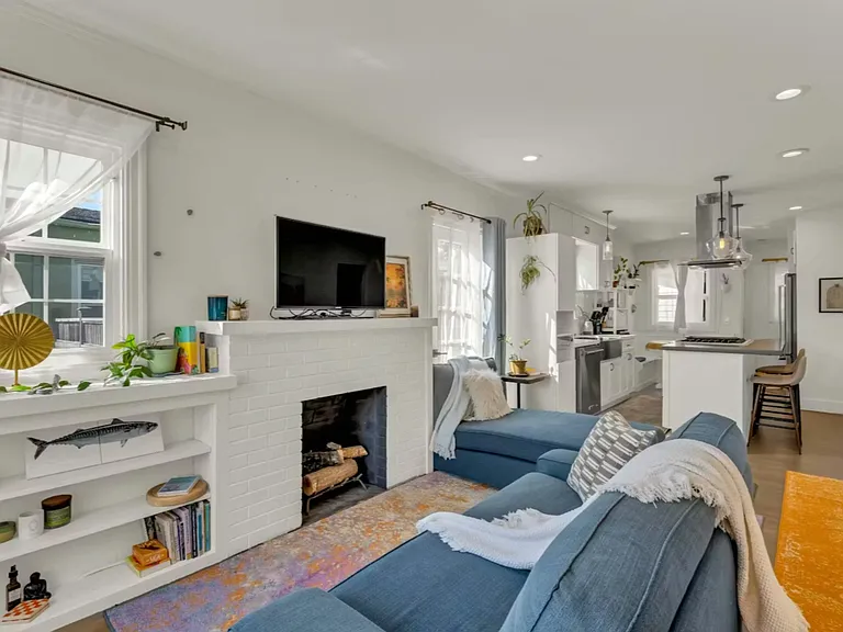 2542 Wilbur St — Photo 2