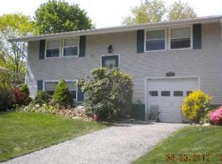 24 Buckskin Ln, Selden, NY 11784