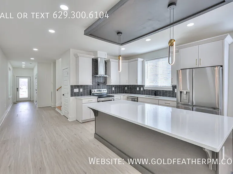 402B E Trinity Ln — Photo 8