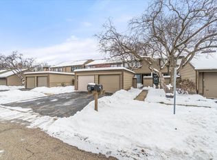 111 Aberdeen Ct, Geneva, IL 60134